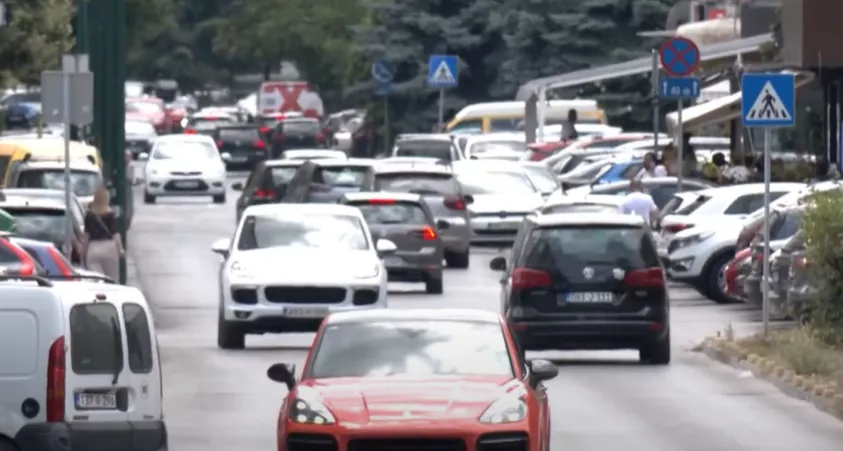 Vozači oprez: Od nedjelje obavezne zimske gume na automobilima