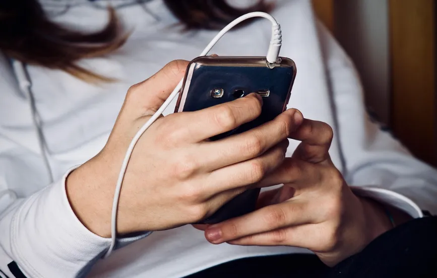 Ako roditelj koristi telefon, koristiće ga i dijete: Zašto djeca oponašaju odrasle?