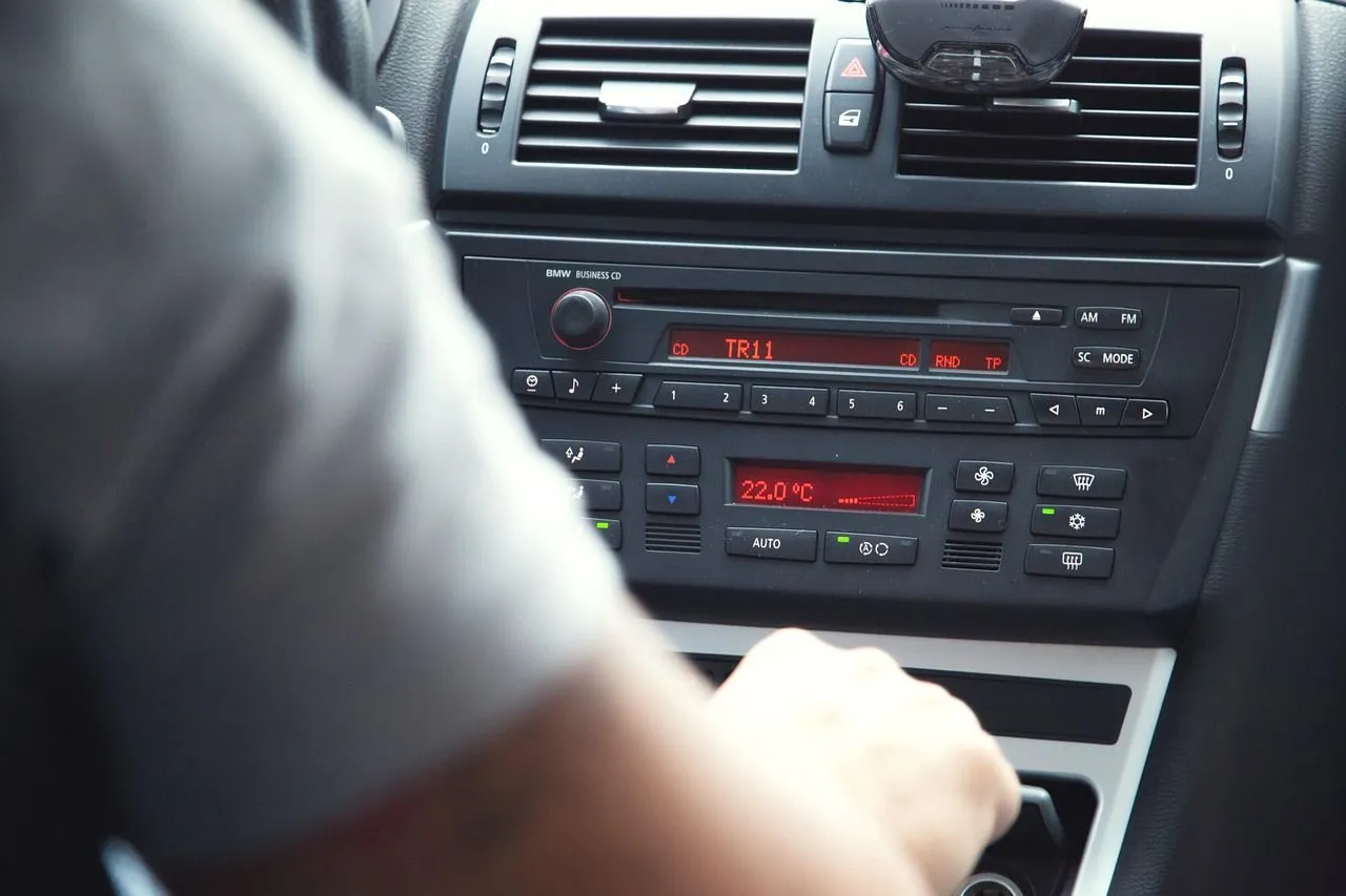Kina ograničava ekrane u automobilima, vraćaju se dugmići