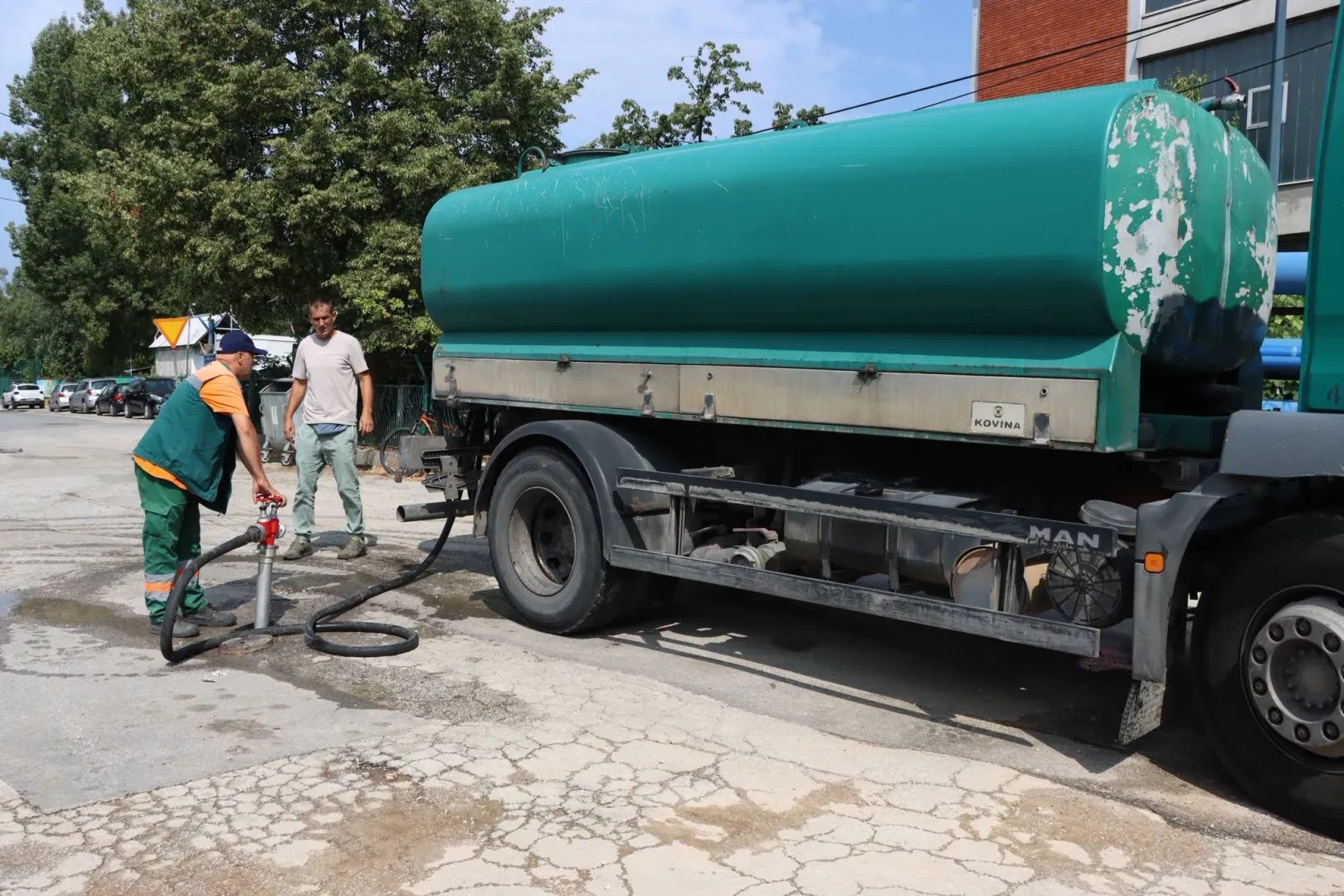 Nestašica vode: Cisterne za građane u Istočnom Sarajevu, u Sarajevu smanjen pritisak