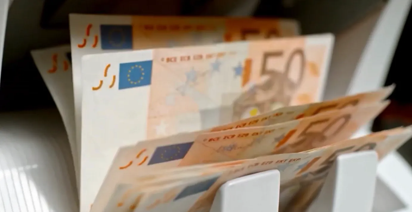 Euro oslabio zbog visokih cijena energije i političkih tenzija u Francuskoj