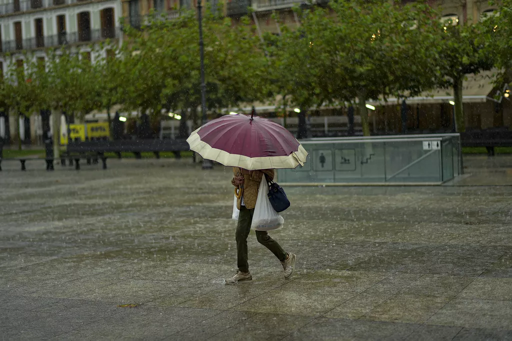 Sutra u BiH toplo i vjetrovito, na jugu kiša i grmljavina